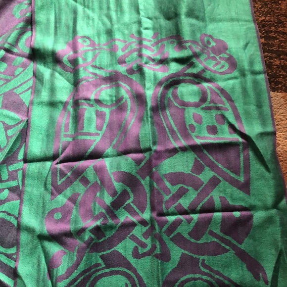 wool elegant Irish Celtic knot shawl. Artisan made - Picture 7 of 11